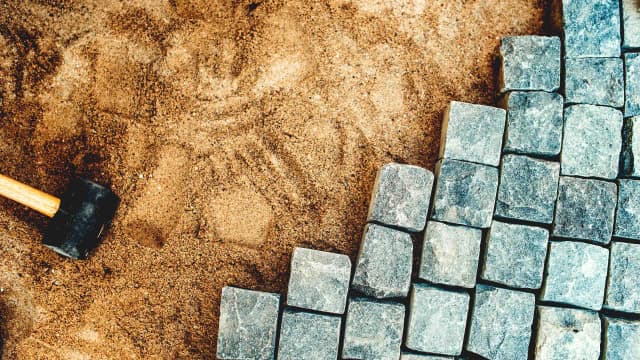 Ile cementu na podsypkę pod kostkę? Oblicz dokładnie potrzebne ilości Ile cementu na podsypkę pod kostkę? Oblicz dokładnie potrzebne ilości